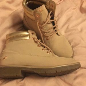 Pink Náutica boots